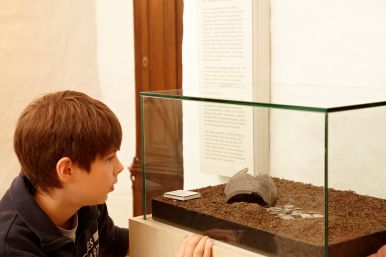 Dieser Münzschatzfund aus silbernen 1/12-Talern der Jahre 1753–1771 wurde 1960 im Wald bei Blankenrode gefunden. Möglicherweise wurden die Münzen von einem Schäfer oder Köhler bei Beginn des Krieges Preußen gegen Frankreich 1806 im Wald vergraben.